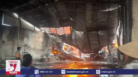 Cháy kho phế liệu tại Bình Dương