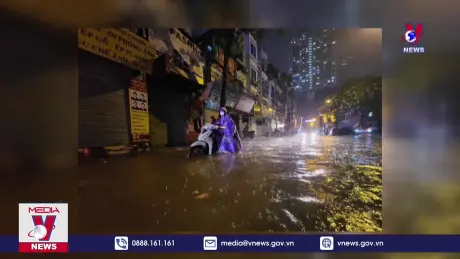 Mưa lớn gây ngập úng nhiều tuyến phố ở Hà Nội