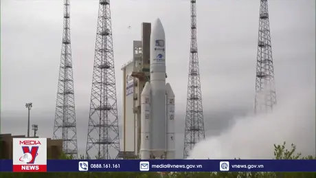 Tàu vũ trụ đầu tiên bay ngang qua Mặt trăng - Trái đất