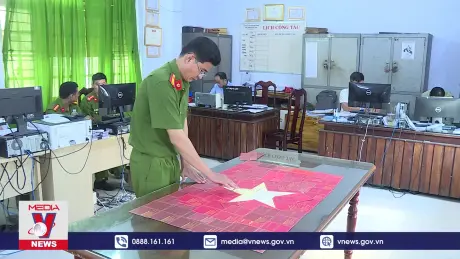 Lá cờ Tổ quốc từ giấy chứng nhận hiến máu