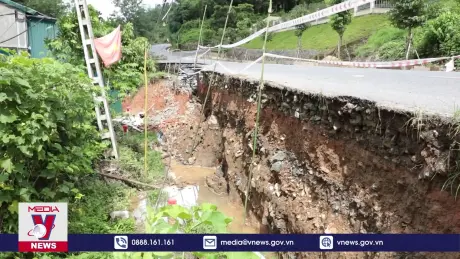 Sạt lở nghiêm trọng trên tuyến quốc lộ 15C qua Mường Lát