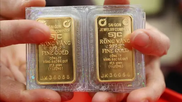 Giá vàng miếng SJC trong nước cao hơn thế giới 3,6 triệu đồng/lượng
