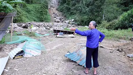 Người dân mòn mỏi chờ được di dời ra khỏi khu vực sạt lở