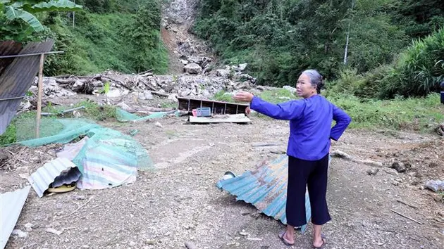 Người dân mòn mỏi chờ được di dời ra khỏi khu vực sạt lở