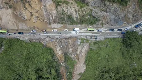 Các phương tiện đã có thể lưu thông qua dốc Cun (Hòa Bình)