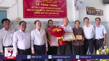 Cần Thơ trao Huy hiệu 70, 75 năm tuổi Đảng cho các đảng viên cao niên