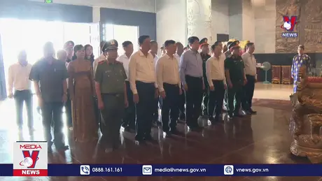 Thường trực Ban Bí thư dâng hương tại Đền thờ Vua Hùng