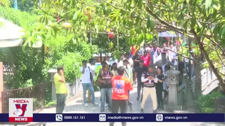 Đoàn khách của tỉ phú Ấn Độ tham quan Di sản Tràng An