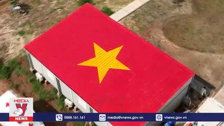 Vẽ cờ Tổ quốc khổng lồ ở châu Phi