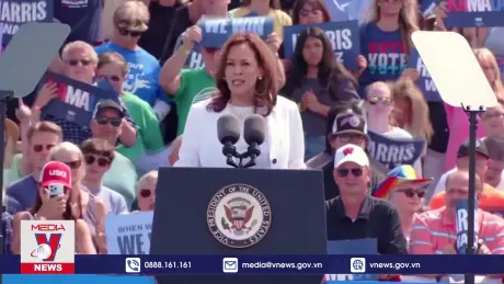 Bà Harris dẫn điểm sít sao trước ông Trump