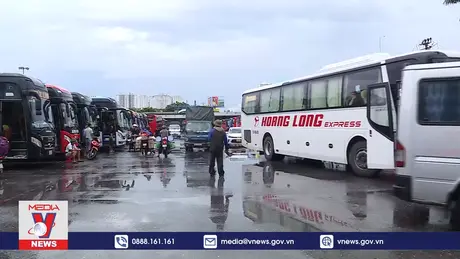 Người dân đổ về quê, nhiều tuyến phố ùn tắc