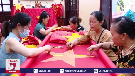 Về thăm làng may cờ T﻿ổ quốc