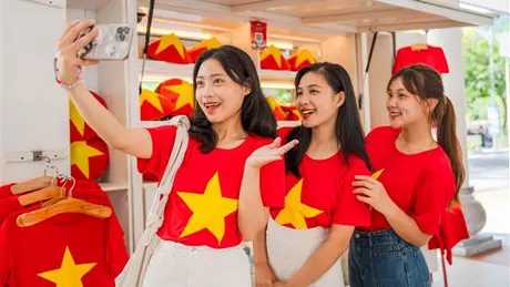 Du khách hào hứng check-in Ba Na Hills rực rỡ cờ Tổ quốc