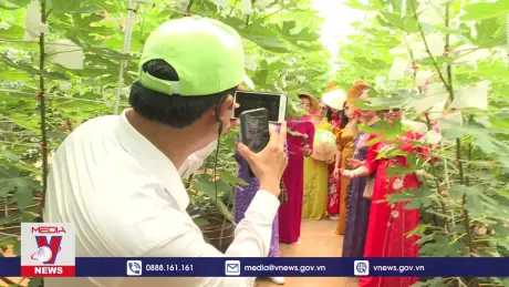 Du khách đổ về các khu vui chơi ngoại ô TPHCM