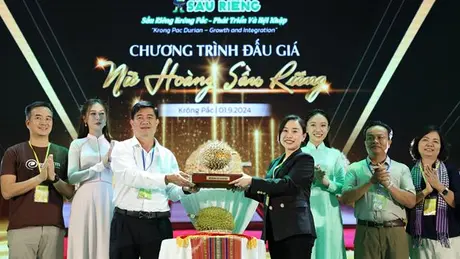 Tôn vinh người trồng sầu trong chương trình đấu giá “nữ hoàng sầu riêng