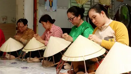 Phụ nữ Thới Lai, Cần Thơ giữ gìn nghề chằm nón lá 