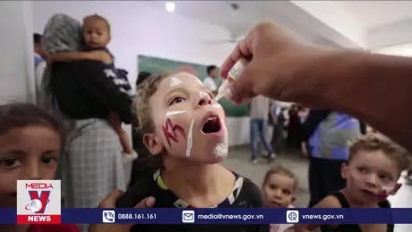 Trẻ em Gaza được ngừa chủng bại liệt trong tiếng bom đạn