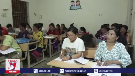 Bám bản, xóa mù chữ cho đồng bào dân tộc ở huyện biên giới Phong Thổ