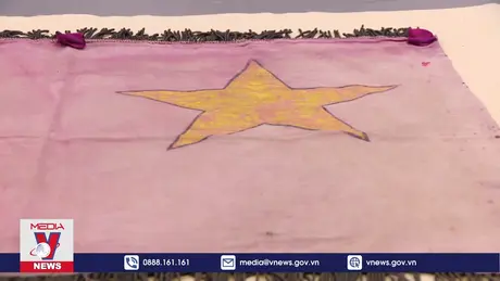 Lá cờ của Việt kiều Pháp treo mừng lễ Độc lập 