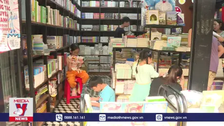 Đường sách TP.HCM hút khách chơi lễ, đón năm học mới