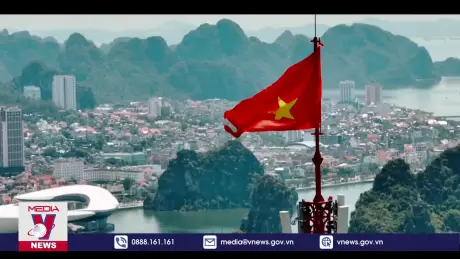 Lá cờ Tổ quốc hiên ngang bay trên núi Bài Thơ