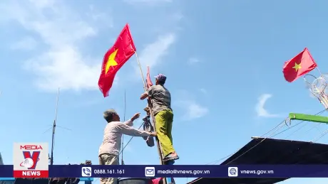 Cờ tổ quốc cùng ngư dân vươn khơi