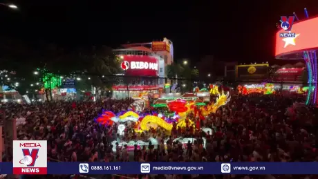 Hàng nghìn người dân Tuyên Quang mặc áo cờ đỏ sao vàng mừng Quốc khánh 2/9