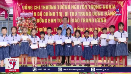 Trưởng Ban Tuyên giáo Trung ương trao học bổng tại Tiền Giang