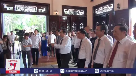 Chủ tịch Quốc hội dâng hương tại Vĩnh Long 