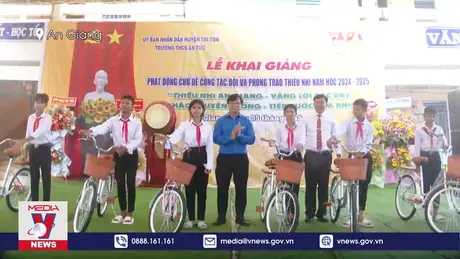 Trung ương Đoàn trao học bổng hỗ trợ học sinh dân tộc Khmer