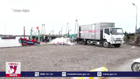 Người dân chấp hành đưa tàu bè vào nơi neo đậu an toàn