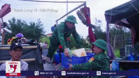 Đồn Biên phòng Bạch Long Vĩ phối hợp cùng các lực lượng di dời nhân dân về nơi tránh trú an toàn