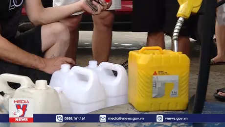 Người dân Hạ Long xếp hàng mua xăng dầu