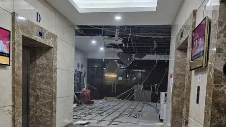 Bão Yagi đổ bộ Hà Nội: Chung cư sập trần, cửa bung, nứt kính, nước tràn vào nhà