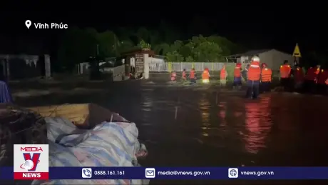 Công an Vĩnh Phúc cứu 3 người dân mắc kẹt trong bão lũ