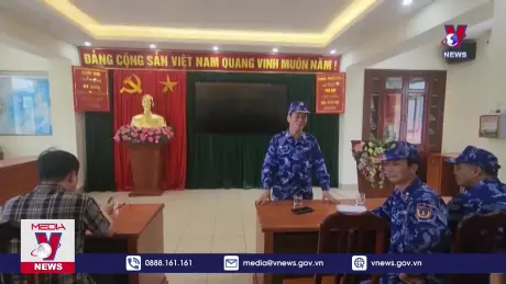 Bàn giao các thuyền viên bị nạn do bão số 3