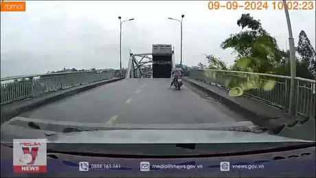 Khoảnh khắc cầu Phong Châu bị sập được ghi lại từ camera xe tham gia giao thông