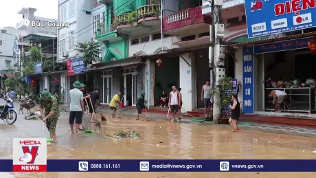 Bộ đội giúp dân vệ sinh môi trường sau lũ 