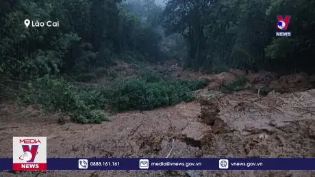 Sạt lở đất đá vùi lấp 4 ngôi nhà, 7 người bị mất tích
