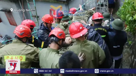 Cứu hộ thành công một thiếu niên bị mắc kẹt trong vụ sạt lở đất ở Hạ Long