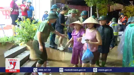 Thành phố Yên Bái xuyên đêm giúp dân chạy lũ 