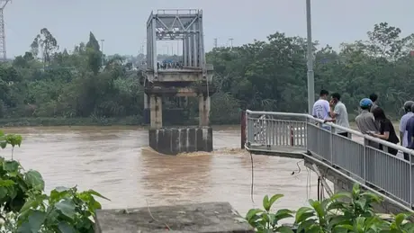 Sập cầu Phong Châu (Phú Thọ), nghi nhiều người và xe bị cuốn trôi