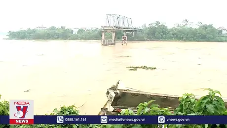 Kiểm tra hiện trường vụ sập cầu Phong Châu