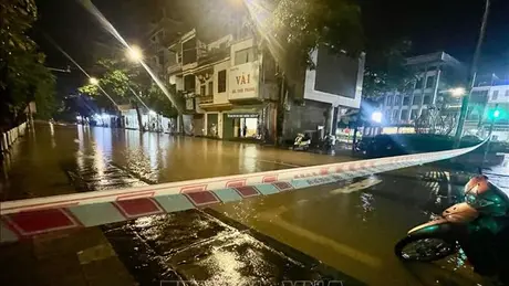 Nước sông Hồng tại Yên Bái dâng cao, nhiều nhà dân bị ngập sâu