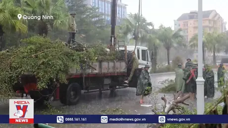 Đội mưa cùng hỗ trợ người dân khắc phục hậu quả cơn bão số 3