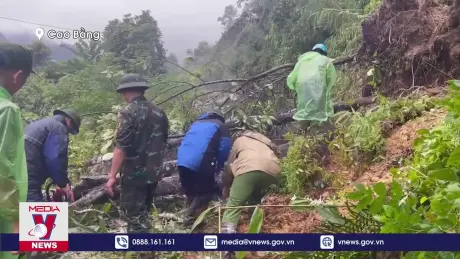 Nỗ lực tiếp cận vụ xe khách và xe con bị vùi lấp ở Cao Bằng