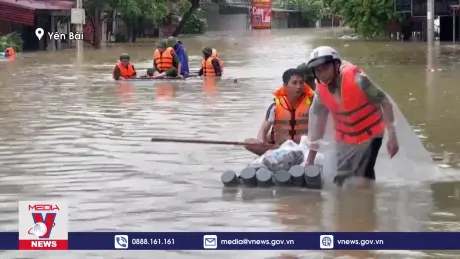 Văn Yên nhanh chóng di dời, cứu hộ nhà dân bị ngập trong nước lũ
