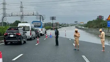 Phân luồng cao tốc Pháp Vân – Cầu Giẽ do ngập; Lai dắt thành công hai tàu 100 tấn trôi trên sông Hồng