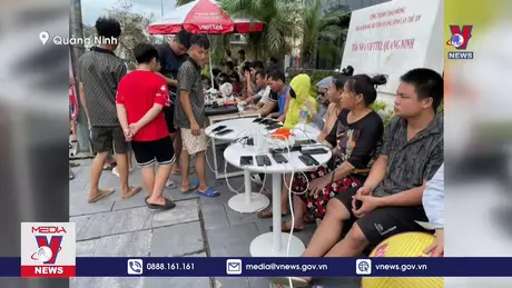 Tình người trong bão lũ