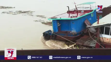 Nhiều xà lan, tàu hàng mắc kẹt vào cầu Vĩnh Phú